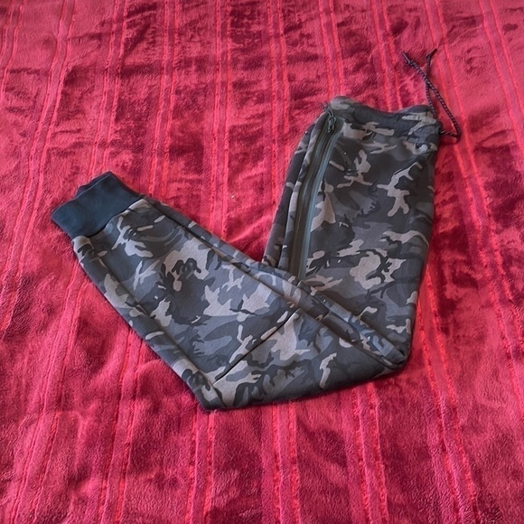NIKE Tech Fleece Joggers Camo Size Small - Picture 9 of 13